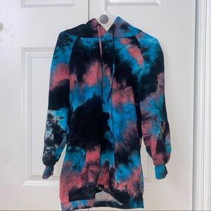 Oversized tie dye sweater size XS can fit a size S and M.